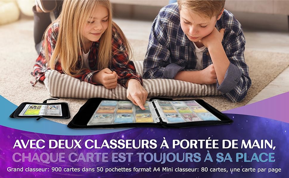 Système d'organisation de cartes comprenant deux supports de style classeur avec des cartes affichées, posés à plat sur un sol recouvert de moquette avec un texte en français décrivant l'emplacement