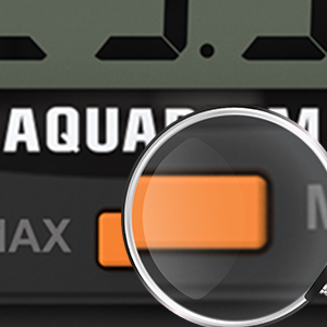 Nahaufnahme des digitalen Displaysegments mit „AQUA“-Text und orangefarbenem Geschmack unter der Lupe