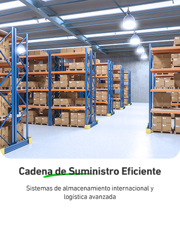 Interior de almacén grande con estanterías de metal azul repletas de cajas de cartón. Iluminación de techo brillante. Texto «Cadena de Suministro Eficiente