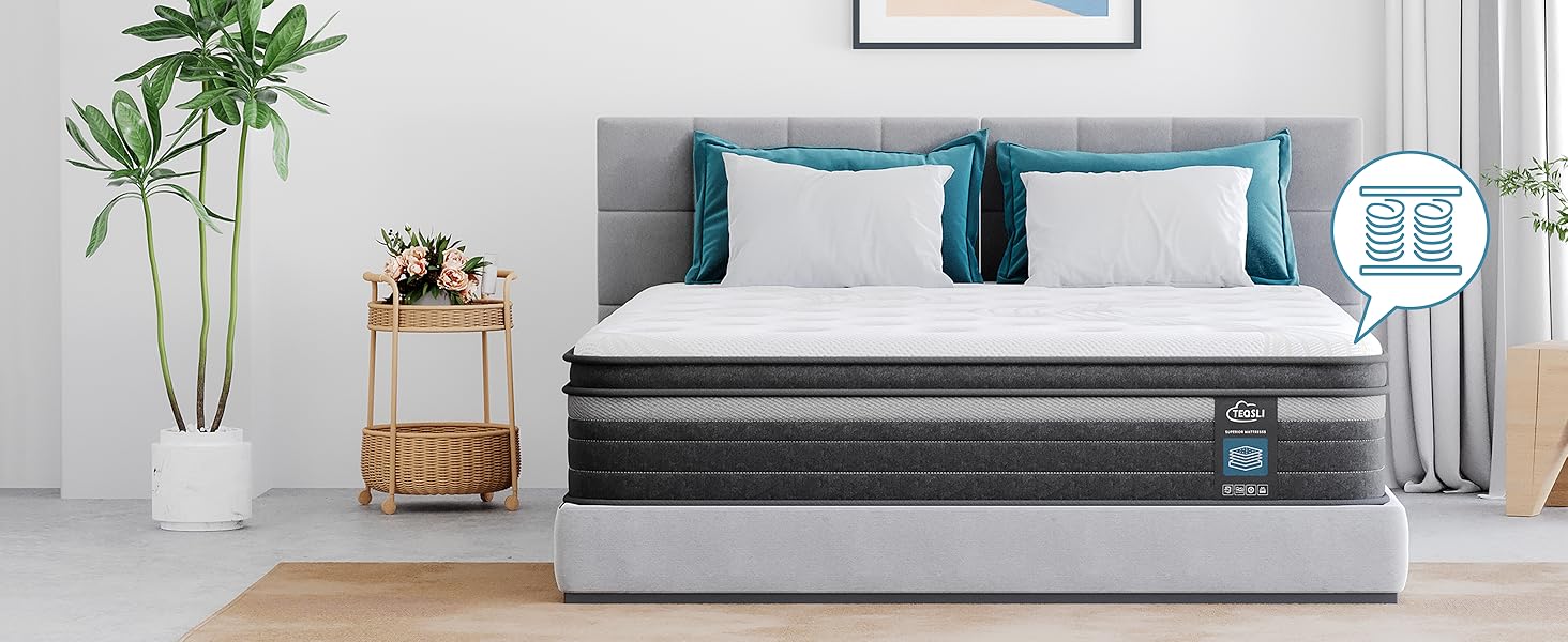 Queensize-Matratze im Schlafzimmer. Graues gepolstertes Kopfteil, weiße Bettwäsche mit blaugrünen Kissen. Pflanze und Beistelltisch sichtbar.