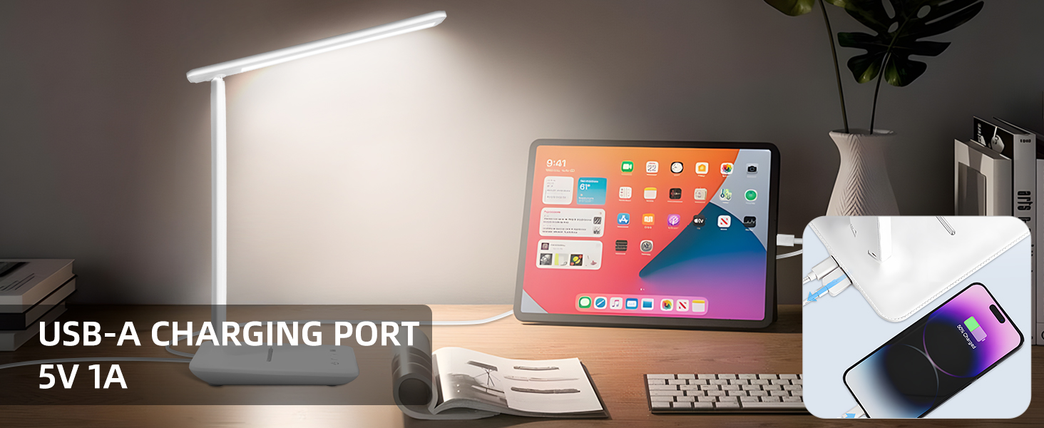 éclairant un espace de travail avec tablette, clavier et smartphone. Dispose d'un port de chargement USB-A avec sortie 5 V 1 A.