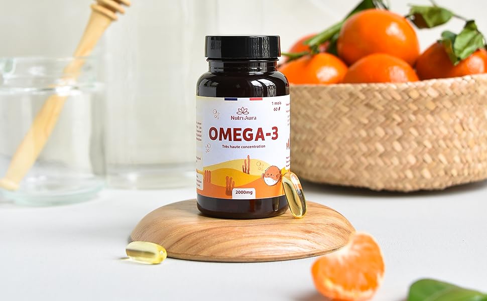 Bouteille de supplément d'oméga-3 sur sous-verre en bois, avec un bocal en verre, une louche à miel et un panier d'oranges en arrière-plan. Produit présenté dans le cadre de la cuisine