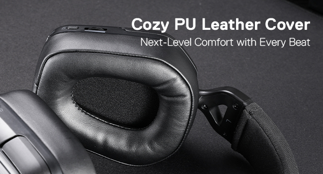 Detailní záběr na černé náušníky z umělé kůže s polstrovaným designem a textem „Cozy PU Leather Cover“