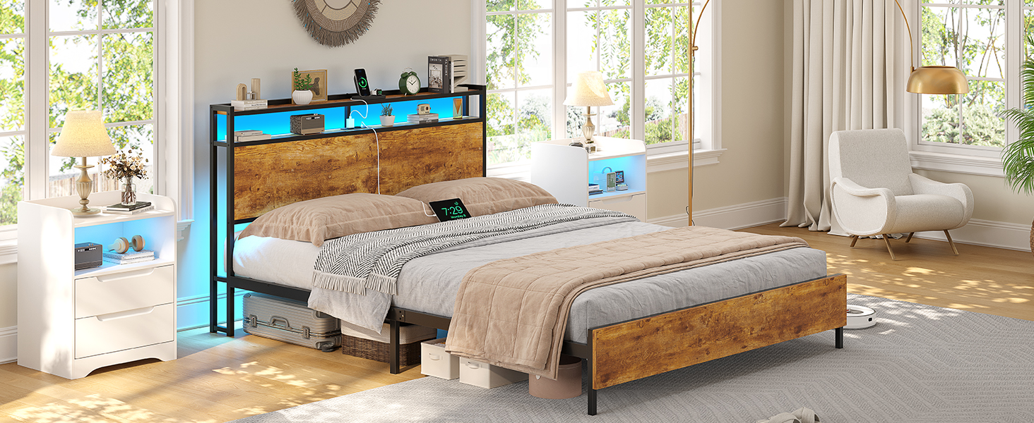 Modernes Bettgestell mit Holzpaneelen im Landhausstil und blauer LED-Beleuchtung im Kopfteil, das in der hellen Schlafzimmereinrichtung mit weißen Nachttischen