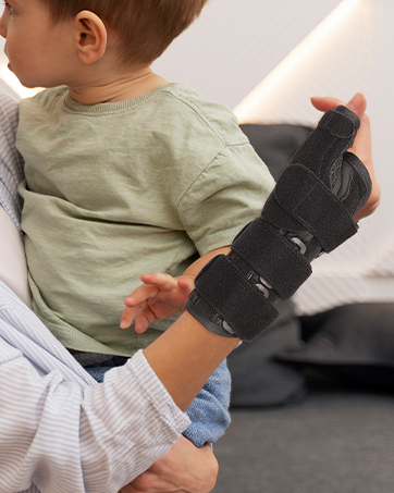 wrist brace with thumb spica splint