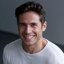 montrant un t-shirt blanc basique à col rond et à manches courtes sur fond foncé.