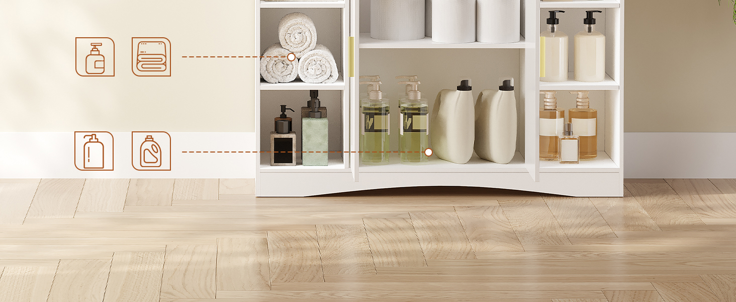 Weißer Badezimmerschrank mit offenen Regalen für Handtücher, Toilettenartikel und verschiedene Flaschen. Die Symbole an der Wand weisen auf verschiedene Produktkategorien hin. Holzboden sichtbar.