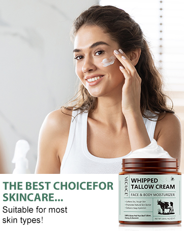 Femme appliquant de la crème blanche sous les yeux. Pot de produit étiqueté « Whipped Tallow Cream » pour hydratant pour le visage et le corps, adapté