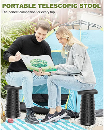 utilisé à l'extérieur, doté de pieds texturés noirs et d'un design compact. Deux personnes sont représentées assises sur des tabourets séparés