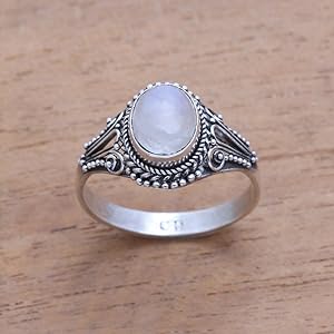 Novica Handmade Rainbow Moonstone Single-Stone Ring  Hecha a mano Arcoíris Piedra de la luna Anillo