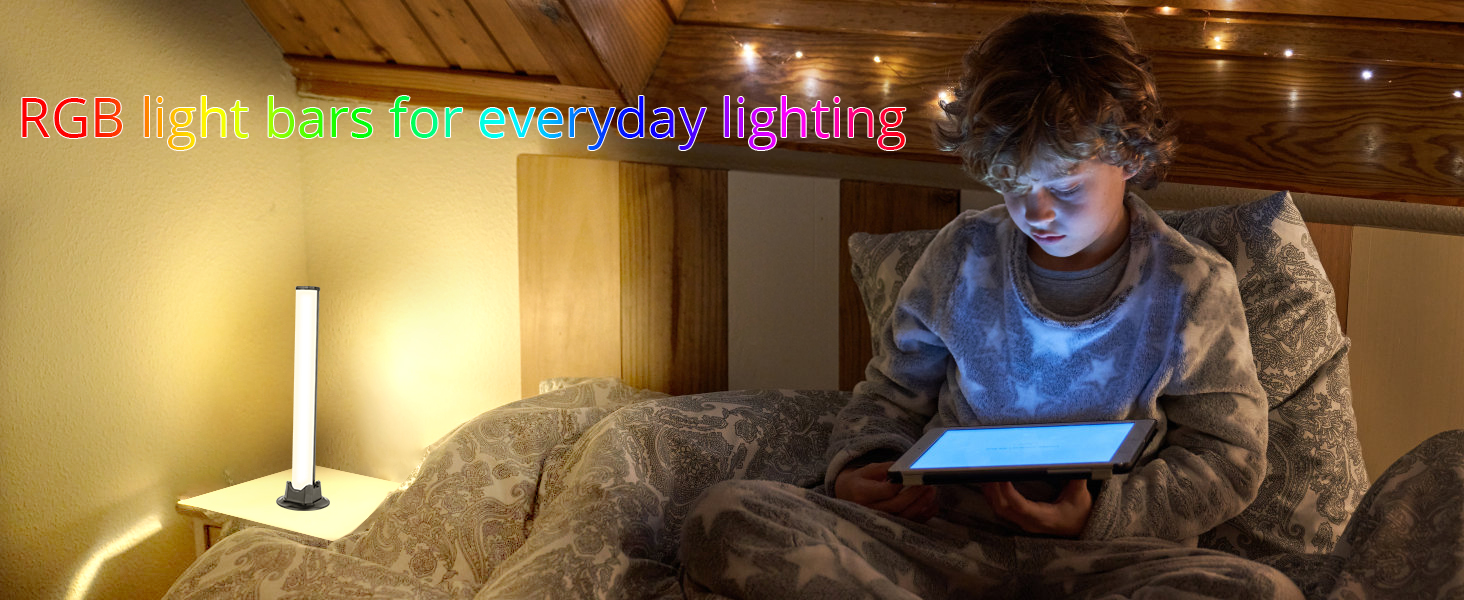 ein kleiner Junge, der auf einem Bett sitzt und ein Tablet benutzt.