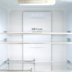 Vista interior de un frigorífico con estantes de cristal y el texto «No Frost» visible en él