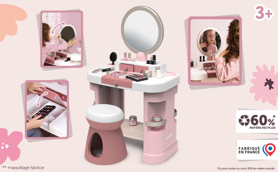 Testo: '3+'. Set da gioco giocattolo per salone di bellezza per bambini a tema rosa con specchio da trucco, lavandino, poltrona da parrucchiere e accessori di bellezza. Diverse visualizzazioni del prodotto che mostrano diverse funzionalità e componenti di gioco.
