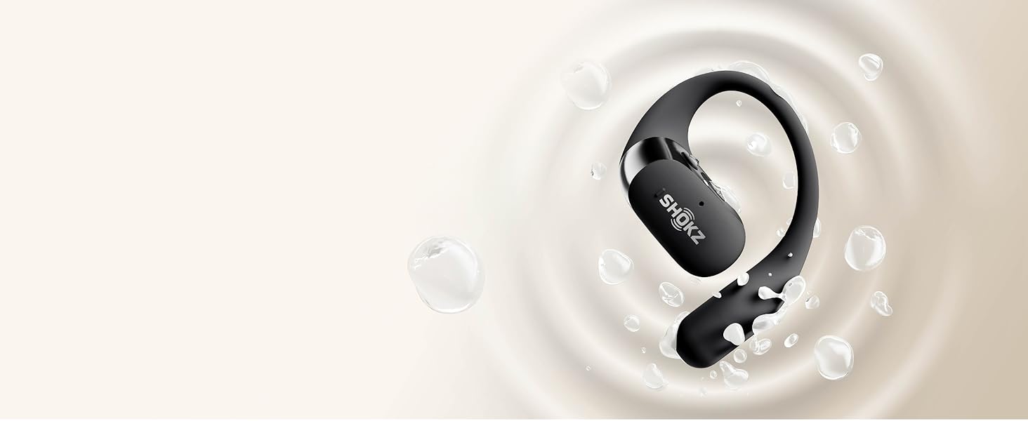 Écouteur ou casque sans fil noir illustré sur un fond blanc à effet d'ondulation liquide avec des gouttelettes d'eau