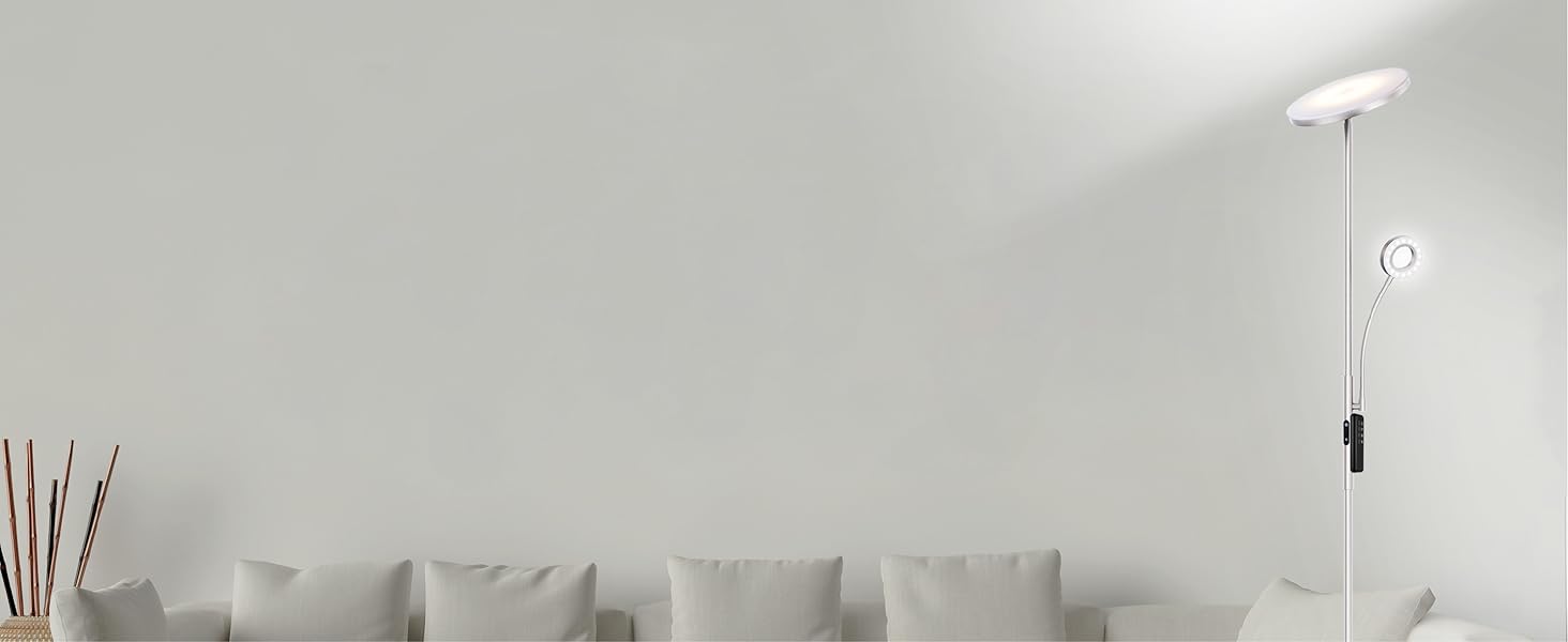 Minimalistisches Wohnzimmer mit weißer Couch und einer eleganten Stehlampe mit verstellbarem Arm und hängender Zugschnur.