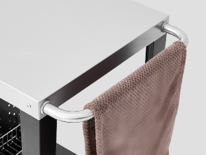 Detailaufnahmen von Nahaufnahmen von etwas, das wie ein Möbelmechanismus oder eine Beschlagkomponente in silberner oder metallischer Ausführung aussieht, wobei das beigefarbene Polsterelement sichtbar ist.