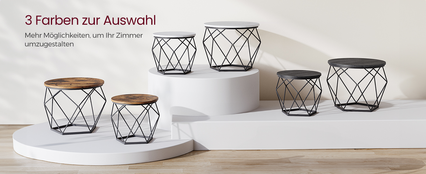 Kolekcia príručných stolíkov/stoličiek s geometrickými drôtenými rámami a drevenými doskami, vystavená na bielych podstavcoch. Dostupné v troch farebných variantoch.