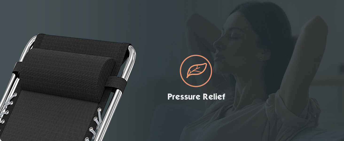 Zwarte verstelbare stoel met drukontlasting, met metalen frame en stoffen steunvlak tegen een donkere achtergrond