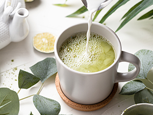 una taza de té verde que se vierte en una taza.