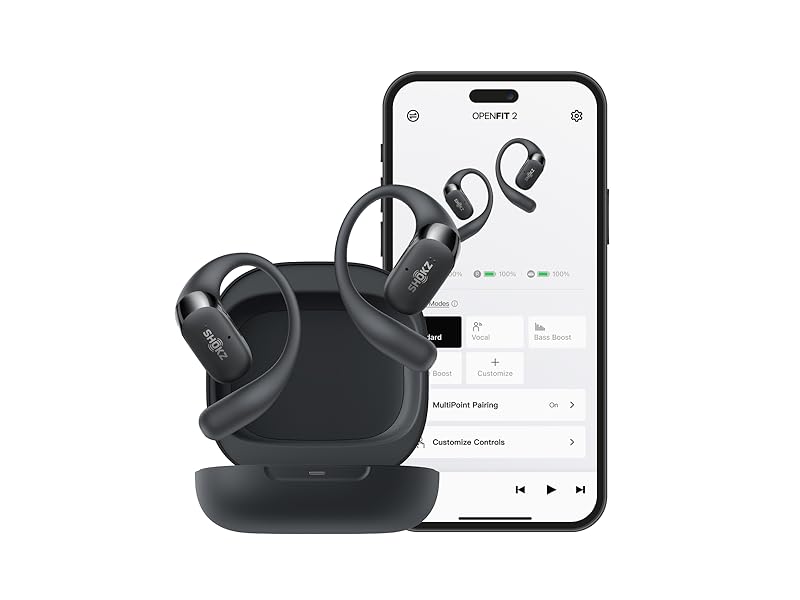 Écouteurs sans fil avec crochets auriculaires à côté de l'étui de chargement et smartphone affichant une interface de contrôle audio. Les écouteurs sont dotés d'une conception à oreille ouverte pour détecter les sons ambiants