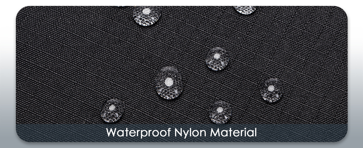 Gros plan d'un matériau en nylon imperméable noir avec des gouttelettes d'eau perlant à la surface, démontrant ses