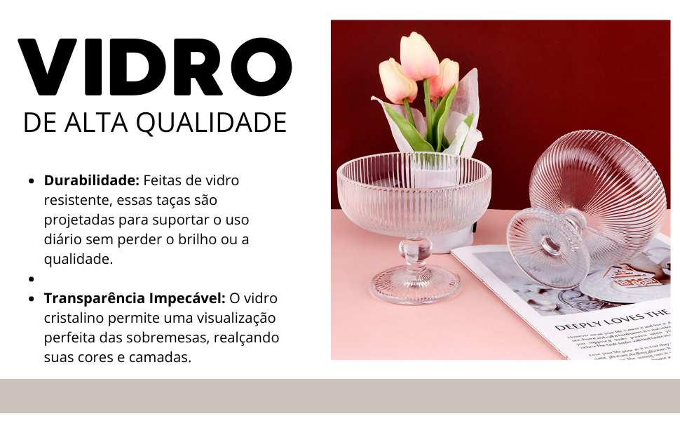 Taças expostas em uma mesa com flores