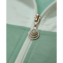 صور مقربة لآلية زنبرك معدني أو مرفق مشبك، تظهر من زوايا متعددة على خلفية خضراء فاتحة.