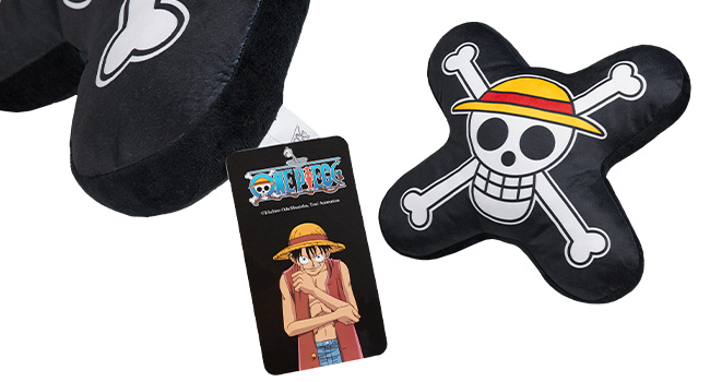 One Piece anime merchandise: black fabric patch featuring skull and crossbones logo with straw hat, alongside product packaging.