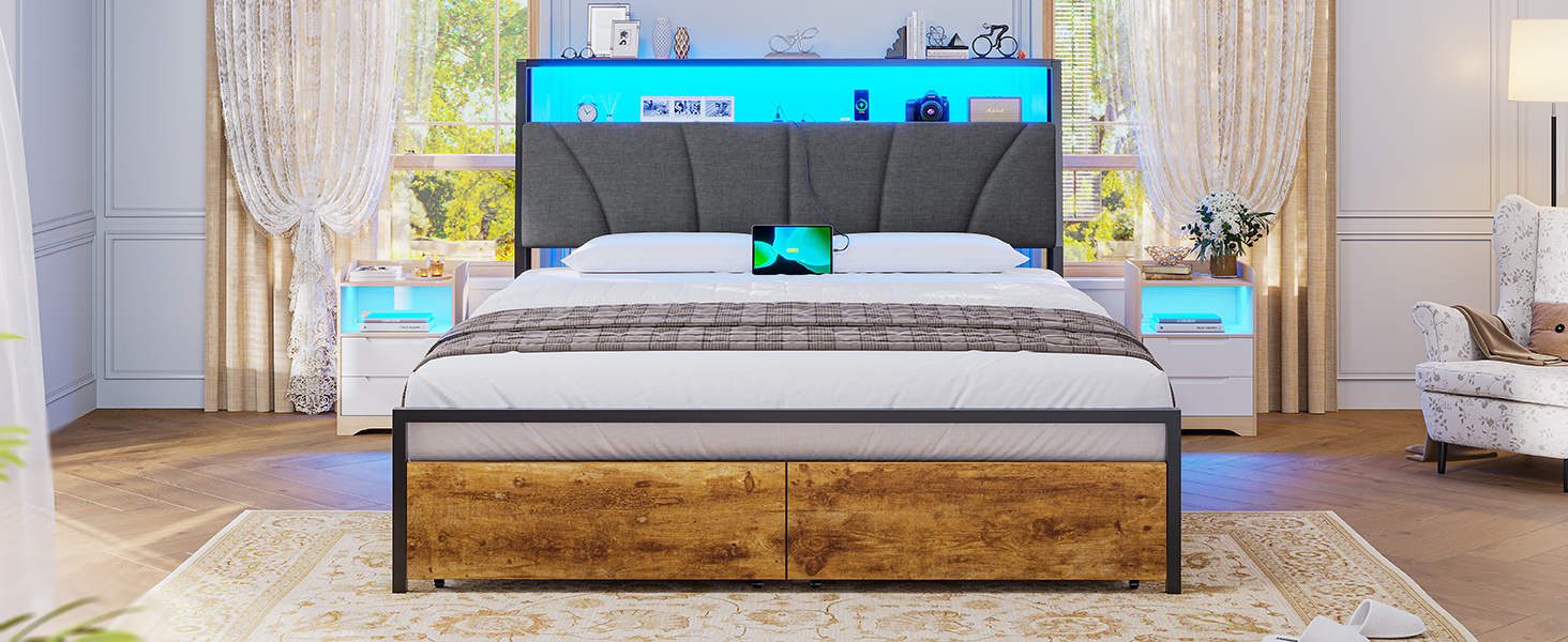 Modernes Schlafzimmerinterieur mit Bett mit Holzkopfteil, grauer Bettwäsche und türkisfarbener Akzentwand mit montierten Regalen.