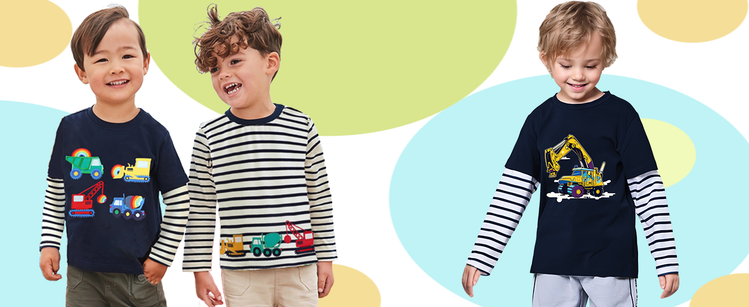 Drei Langarmshirts für Kinder: marineblau mit Fahrzeugdruck, weiß/marineblau gestreift und marineblau mit Baufahrzeug-Aufdruck. Alle haben kontrastierende gestreifte Ärmel