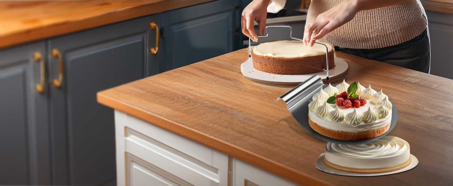 Arbeitsplatte aus Metzgerblock aus Holz mit Kuchendekorationsszene, auf der weiße Kuchen auf Ständern und verwendeten Dekorationswerkzeugen