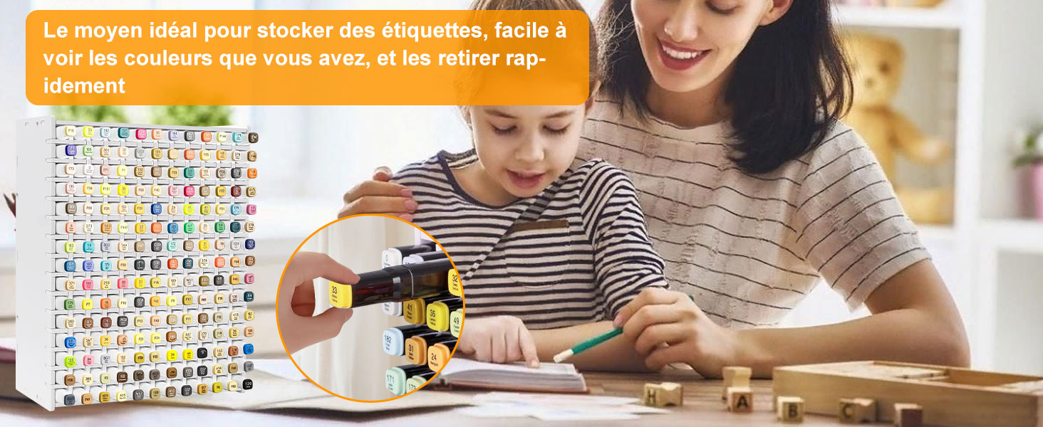 Grande feuille d'autocollants emoji colorés à côté d'une personne assemblant un jouet de construction en bois, mettant l'accent sur l'organisation et l'accès facile aux autocollants