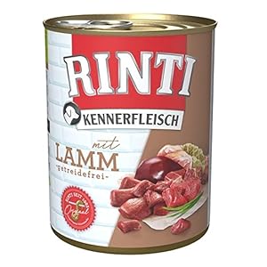 Eine Dose Hundefutter der Marke „RINTI“ mit verschiedenen Lammfleischsorten vor weißem Hintergrund.