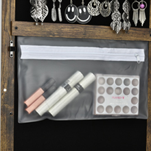 2 dust-proof storage pockets