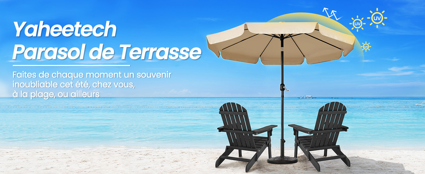 Scène de plage avec deux chaises Adirondack sous un parasol beige. Le titre du produit indique « Parasol de terrasse Yaheetech ».