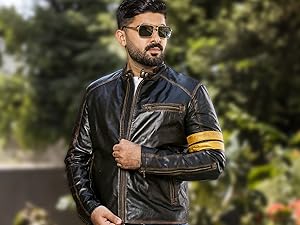 Motorradjacke aus schwarzem Leder mit gelbem Armstreifen, getragen von Personen mit Bart und Sonnenbrille. Die Jacke hat einen Reißverschluss auf der Vorderseite und detaillierte Nähte an Schultern und Ärmeln