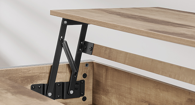 Nastaviteľný mechanizmus dreveného stola alebo písacieho stola s čiernymi kovovými skladacími konzolami pripevnenými na svetlom drevenom povrchu, demonštrujúci možnosť nastavenia výšky.