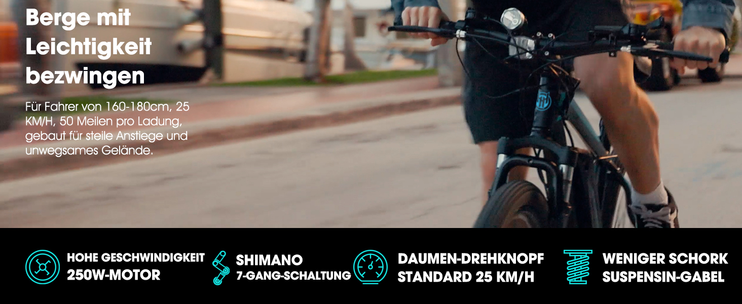 eine Person, die auf einer Straße Fahrrad fährt.