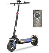 El patinete eléctrico con marco negro y detalles en azul se muestra junto a un controlador digital o dispositivo de pantalla.