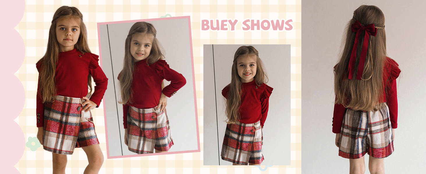 Kinderoutfit mit rotem Langarmshirt und kariertem Rock. Mehrere Ansichten zeigen die Vorder-, Seiten- und Rückseite des Ensembles an einem jungen Modell
