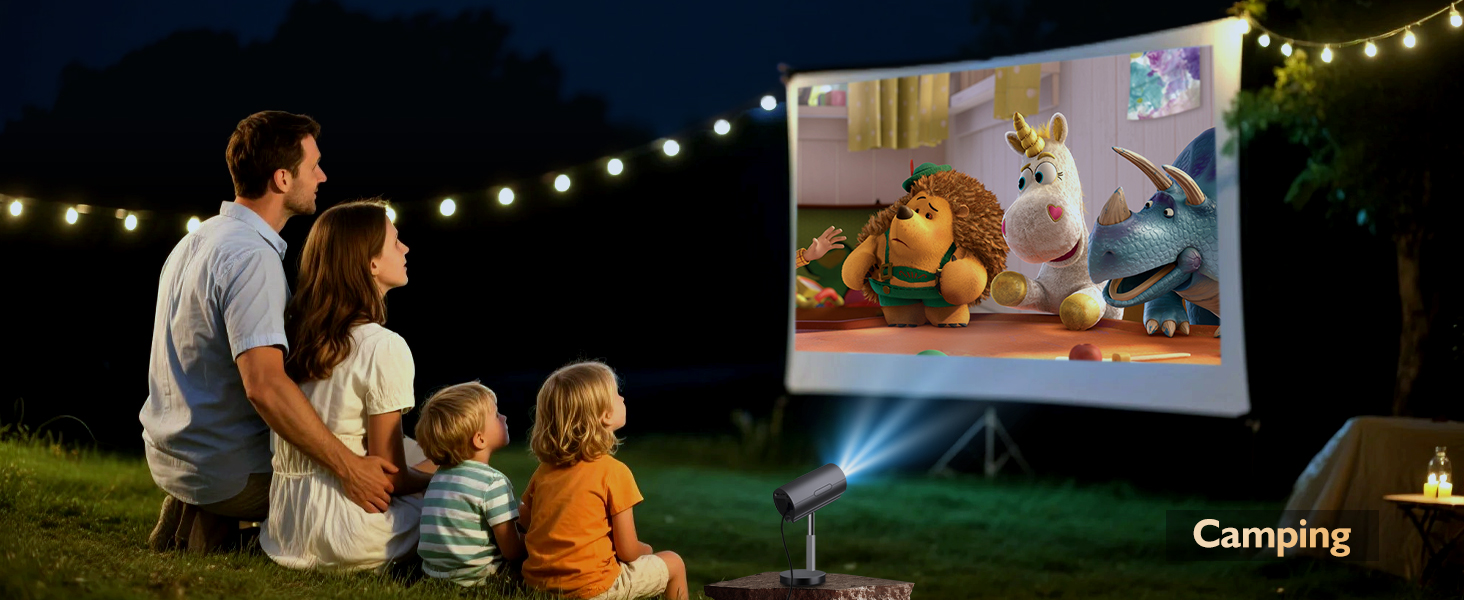 affichant des personnages animés, avec une famille assise sur l'herbe en train de regarder. Les guirlandes lumineuses au-dessus de la tête créent une ambiance propice au visionnage nocturne