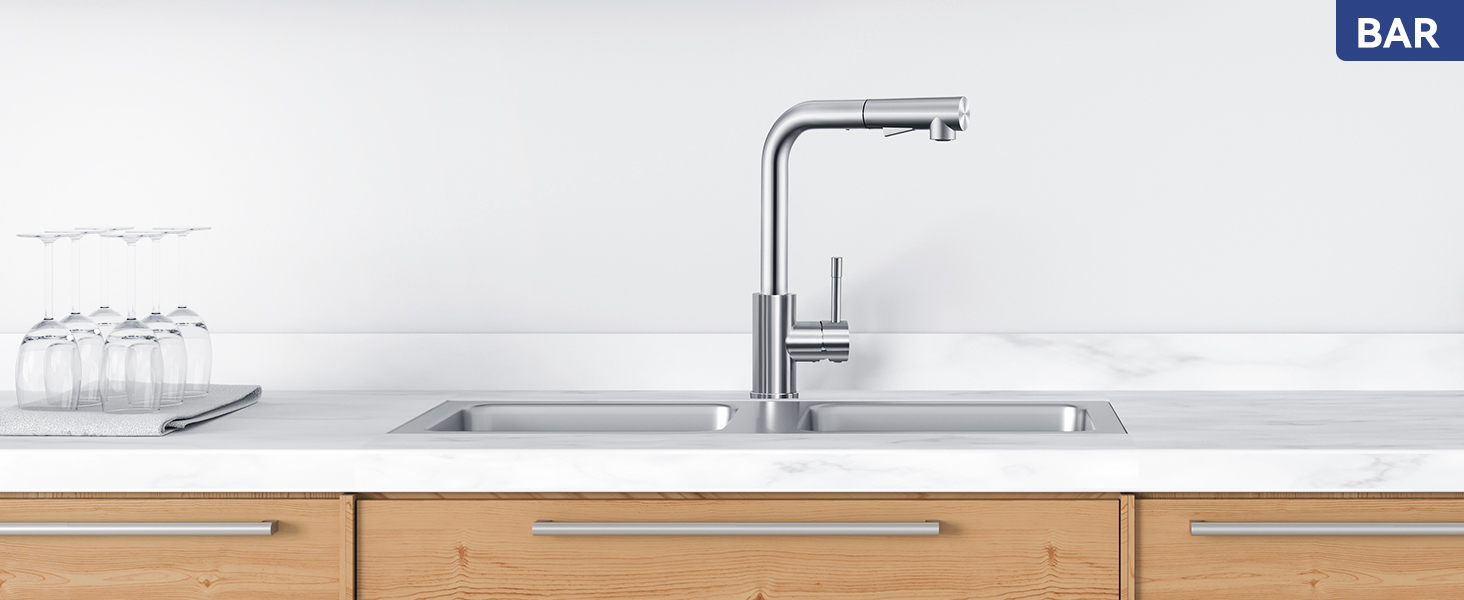 Moderne Küchenarmatur aus Edelstahl mit elegantem L-förmigem Design, montiert auf einer weißen Arbeitsplatte mit einem einzigen Waschbecken