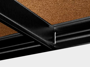 un primer plano de un marco de metal negro con un borde de fieltro marrón.