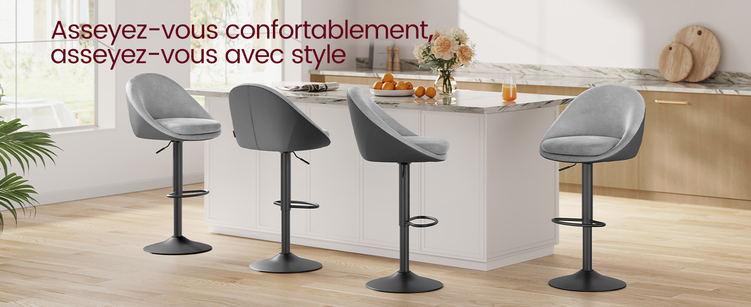 avec quatre tabourets de bar rembourrés gris, avec hauteur réglable et dossiers incurvés sur un comptoir blanc.