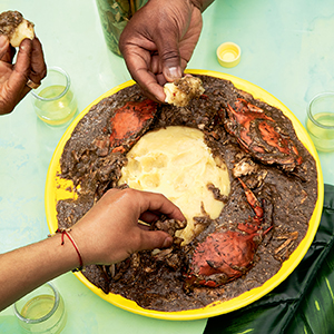 HANDS EATING FROM BOWL OF TONMTONM AK KALALOU
