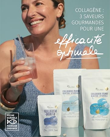 Trois sachets de poudre de collagène de différentes saveurs. Femme tenant un verre avec une boisson rose. Le texte mentionne « 3 saveurs gourmandes pour une efficacité optimale » en français.