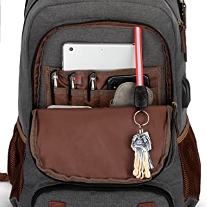 Compartiment ouvert du sac à dos avec poches de rangement contenant des appareils électroniques, des outils et un porte-clés avec clés attachées