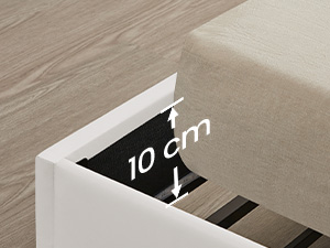 Nahaufnahme eines Möbel- oder Schrankdetails mit einer 10-cm-Maßmarkierung in einer Ecke oder Fuge
