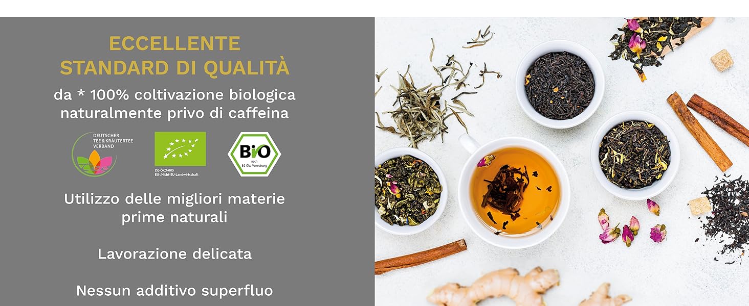 Assortimento di varietà di tè sfuso visualizzate su una superficie bianca. Include tè verdi, neri e alle erbe con spezie come bastoncini di cannella. Il testo in italiano descrive gli standard di qualità biologica