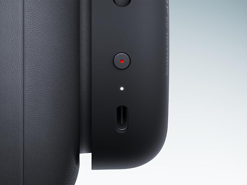 Primer plano del dispositivo electrónico negro que muestra el botón de encendido con una luz indicadora roja y un puerto USB-C.